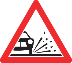 Strassensignale Gefahrensymbol Rollsplitt